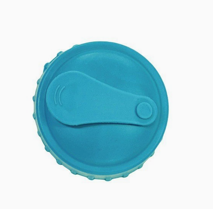Blue leak-proof silicone can lid with flip-top seal for carbonated drinks. Reusable and dustproof for kitchen and outdoor use.
