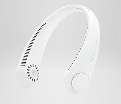 Couple wearing Mini Bladeless Neck Fan Outdoor in the sun, showcasing hands-free, bladeless cooling ideal for outdoor and travel use.